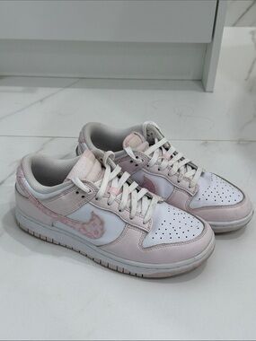 Nike Low-Top Sneakers in White and Light Pink